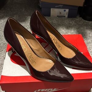 Calvin Klein Gayle pointy pump burgundy